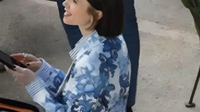 Blazer estampado azul Emily In Paris S05 Lily Collins || Blazer azul estampado usado por Emily Cooper (Lily Collins) en Emily in Paris (S05)