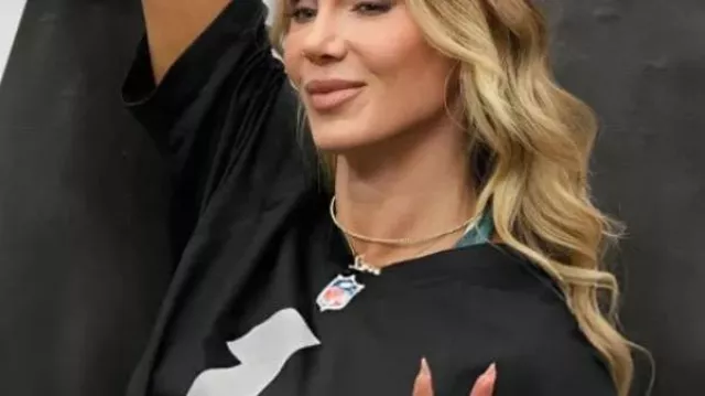 Camiseta de pretemporada 2025 de la NFL Charlotte Flair || Charlotte Flair NFL Preseason 2025 Jersey usado por Charlotte Flair en Piper Niven der. Charlotte Flair con la interrupción de Secret Hervice: Lo más destacado de SmackDown, Aug. 22, 2025