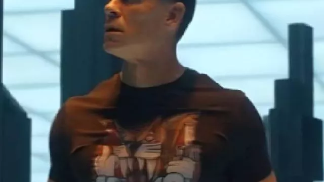 T-shirt imprimé noir porté par Christopher Smith / Peacemaker (John Cena) dans Peacemaker (S02E08) || Peacemaker John Cena T-shirt imprimé noir