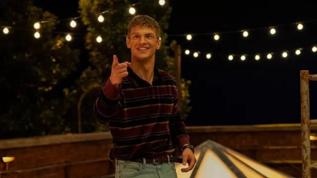 Polo rayé porté par Adrian Chase / Vigilante (Freddie Stroma) dans Peacemaker (S02E02)