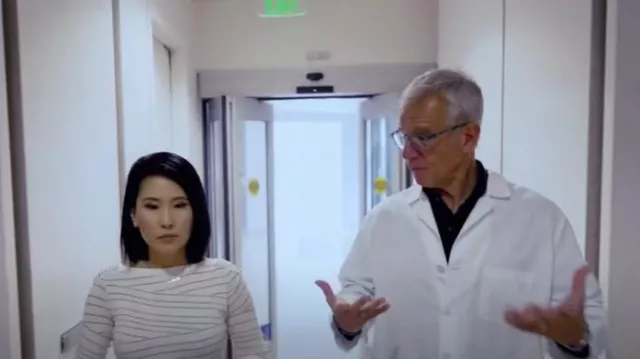 Pull Armani Exchange à rayures métalliques à épaules cloutées porté par Vicky Nguyen comme on le voit dans Today le 22 août 2025