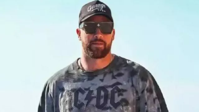 ACDC Back In Black T-Shirt usado por Travis Kelce en OMG! Travis Kelce ROCKIN una camiseta de AC/DC cuando llegó a Chiefs vs. Juego de los osos