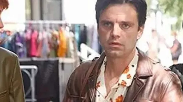 A Different Man 2024 Sebastian Stan Chaqueta de cuero marrón usada por Edward (Sebastian Stan) como se ve en A Different Man