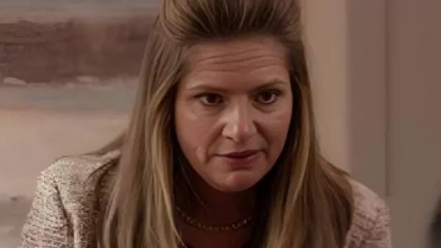 Blazer de boucle rosa y gris de Fisk usado por Witchery (Julia Zemiro) como se ve en Fisk (S03E01)
