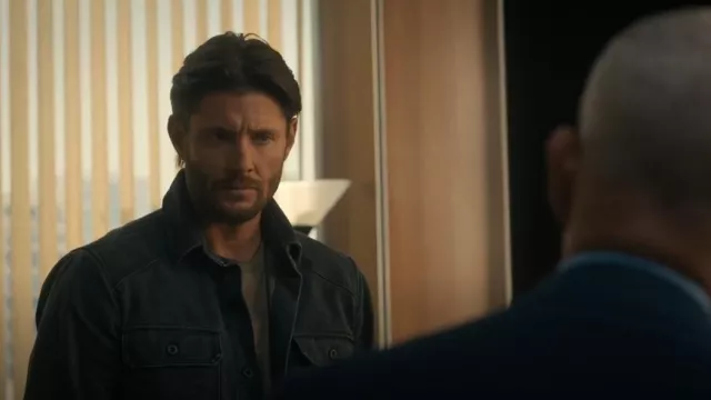 Chaqueta camisera Elias de AG Outlet usada por Mark Meachum (Jensen Ackles) como se ve en Countdown (S01E01)