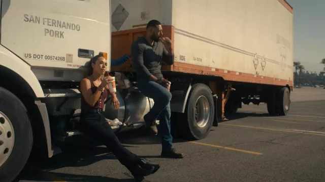 Bottes Frye Engineer 12R portées par Amber Oliveras (Jessica Camacho) comme on le voit dans Countdown (S01E02)