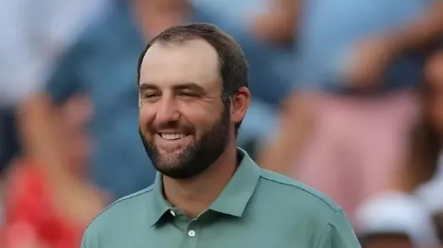 Ce t-shirt vert à manches courtes porté par Scottie Scheffler au PGA Tour Championship 2025