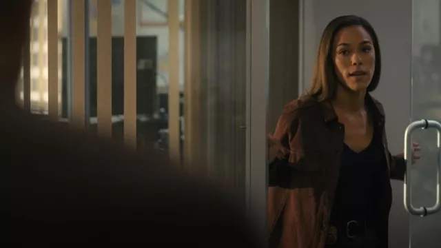 Chemise surdimensionnée en faux daim Frye portée par Amber Oliveras (Jessica Camacho) comme on le voit dans Countdown (S01E06)