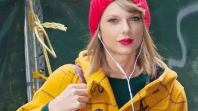 Taylor Swift Paddington Bear Yellow Toggle Coat in Taylor Swift - Welcome To New York (1989 World Tour) (4K)