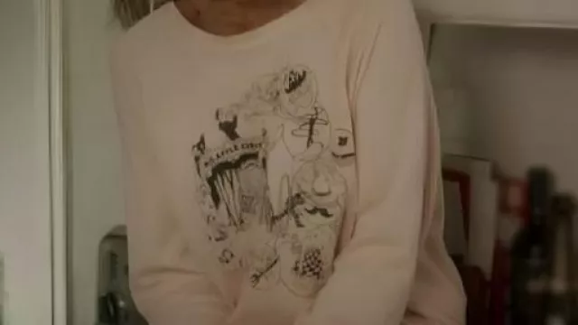 Sudadera con gráfico rosa usada por Carrie Bradshaw (Sarah Jessica Parker) en la serie de televisión And Just Like That S03