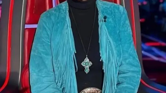 Chaqueta azul con flecos usada por Reba McEntire en The Voice S28