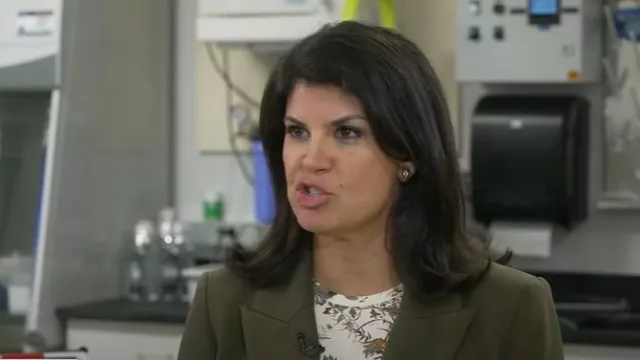 Veronica Beard Roya Dickey Chaqueta usada por Natalie Brand como se ve en CBS Mornings el 24 de agosto de 2025