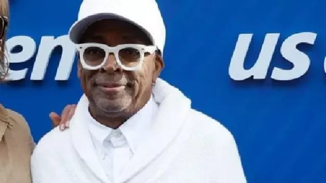 Este cárdigan blanco usado por Spike Lee en el Campeonato de Tenis US Open 2025