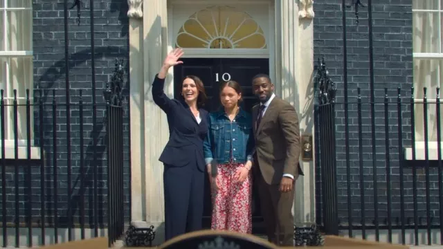 Le crossover bleu marine Fold London porté par Abigail Dalton (Suranne Jones) comme on le voit dans Hostage (S01E01)