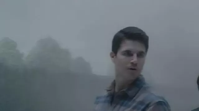 Esta camisa a cuadros usada por Nathan Brown (Robbie Amell) en Upload (S04E04)