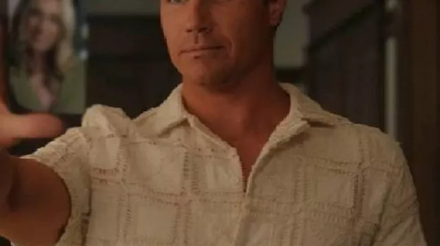 Camisa de crochet blanca Robbie Amell usada por Nathan Brown (Robbie Amell) en Upload (S04) || Subir S04 Robbie Amell Camisa de ganchillo blanca