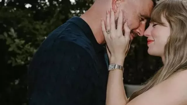 Travis Kelce chemise de fiançailles de Travis Kelce en Taylor Swift et Travis Kelce fiancés !