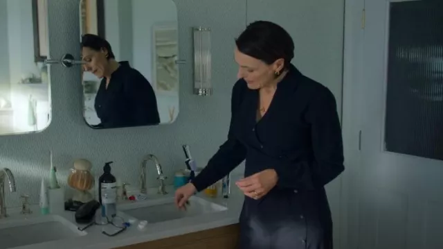 Veronica Beard Robe chemise asymétrique noire à manches longues portée par Abigail Dalton (Suranne Jones) comme on le voit dans Hostage (S01E02)
