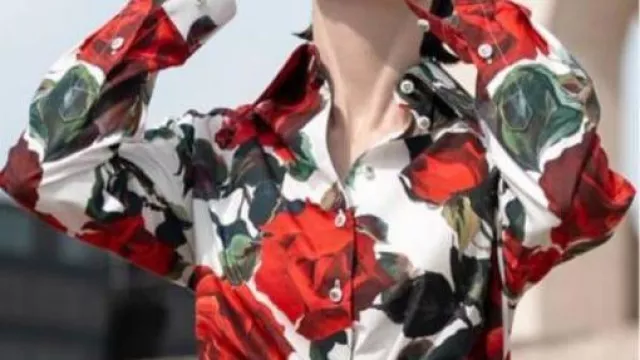 Camisa con estampado de rosas con lazo de coño usada por Emily Cooper (Lily Collins) en la serie de televisión Emily In Paris S05