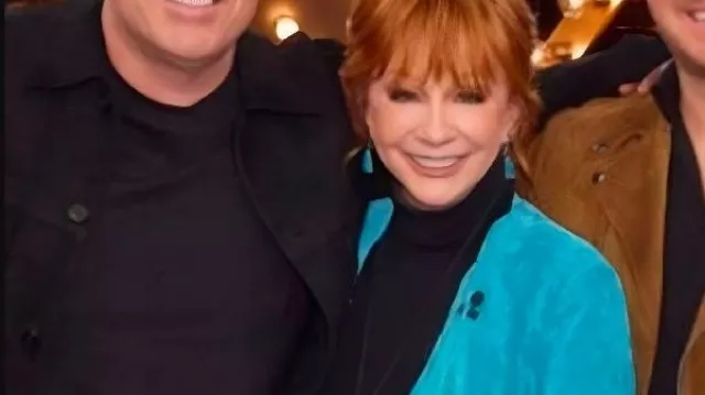 The Voice S28 Manteau à franges bleues porté par (Reba McEntire) comme on le voit dans The Voice (S28)