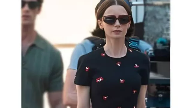 Emily In Paris S5 Lily Collins Vestido midi con estampado floral usado por Emily Cooper (Lily Collins) en Emily in Paris (S05)