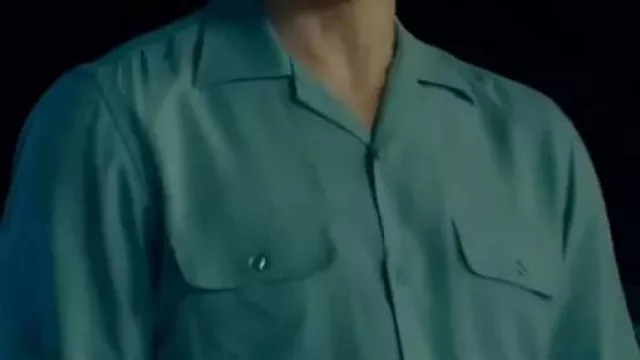 Camisa azul usada por Chris Evans en Honey Don't! 2025