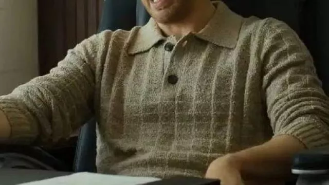 Polo usado por el reverendo Drew Devlin (Chris Evans) en Honey Don't! 2025
