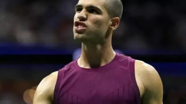 Débardeur Carlos Alcaraz 2025 US Open porté par Carlos Alcaraz dans la vidéo YouTube Reilly Opelka contre Carlos Alcaraz Extended Highlights | Omnium des États-Unis 2025 - 1er tour