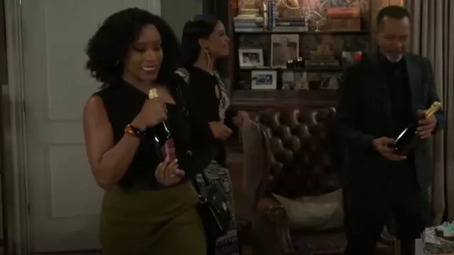 Sam Edelman Christy Box Small Convertible Shoulder Bag worn by Naomi Hamilton Hawthorne (Arielle Prepetit) as seen in Beyond the Gates (S01E118)