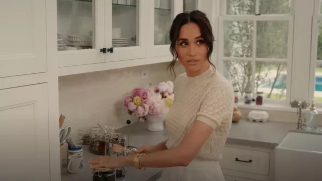 Pull Loro Piana Takao en Light Dune Melange porté par Meghan Markle comme on le voit dans With Love, Meghan (S01E02)