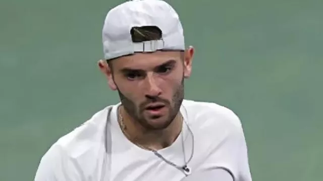 Ce t-shirt imprimé porté par Jacob Fearnley dans Roberto Bautista Agut vs. Jacob Fearnley | Omnium des États-Unis 2025 - 1er tour