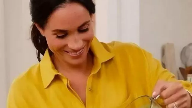 Con amor Meghan S02 Meghan Markle Camisa amarilla usada por Self (Meghan Markle) como se ve en Con amor, Meghan (S02E06)