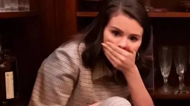Only Murders In The Building S5 Selena Gomez Polo Top porté par Mabel Mora (Selena Gomez) comme on le voit dans Only Murders in the Building (S05)