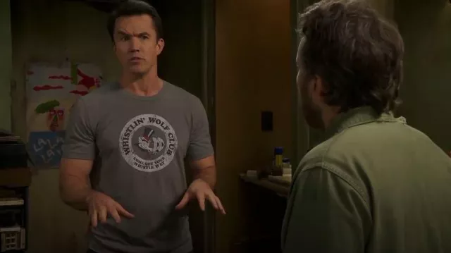 Tee Hand Whistlin Wolf Club Come Get Your Whistle Wet Shirt porté par Ronald 'Mac' McDonald (Rob McElhenney) comme on le voit dans It’s Always Sunny in Philadelphia (S17E06)