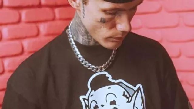 T-shirt noir MGK x Cleveland Browns porté par Self (Machine Gun Kelly) comme on le voit dans Machine Gun Kelly’s Life In Pink