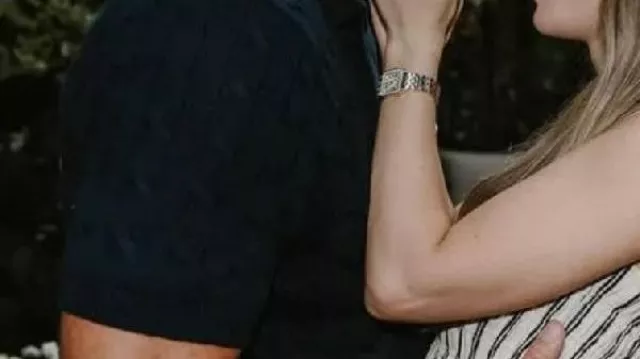 Travis Kelce Polo en maille torsadée de fiançailles en Taylor Swift et Travis Kelce annoncent leurs fiançailles