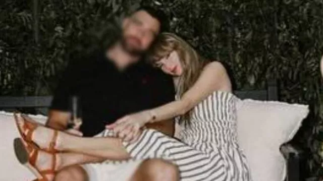 Taylor Swift Polo de fiançailles Robe midi à rayures en Taylor Swift et Travis Kelce FIANCÉS !