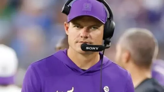 Sudadera con capucha morada de los Vikings usada por Kevin Oconnell en Kevin O'Connell con micrófono durante el juego de pretemporada Vikings vs. Patriots