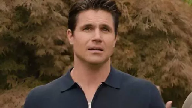 Polo noir porté par Nathan Brown (Robbie Amell) comme on le voit dans Upload (S04E04)
