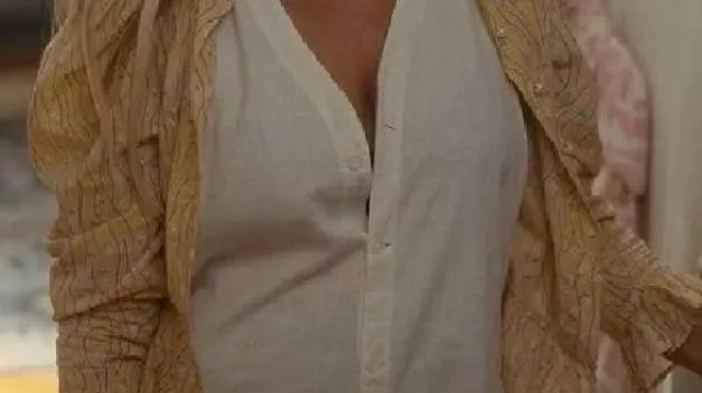 Blouse jaune portée par Sarah Jessica Parker dans And Just Like That...