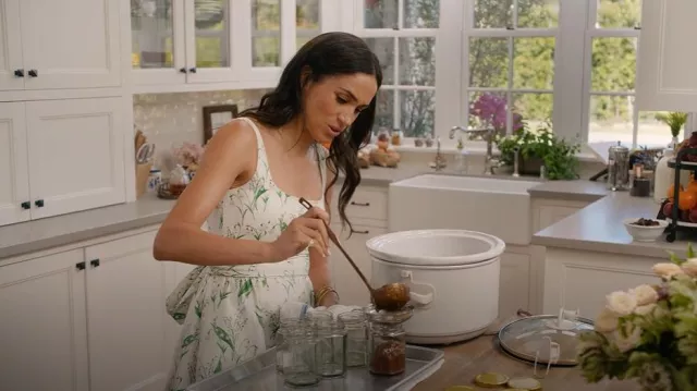 Carolina Herrera Robe d’été à imprimé muguet portée par Meghan Markle comme on le voit dans With Love, Meghan (S02E04)