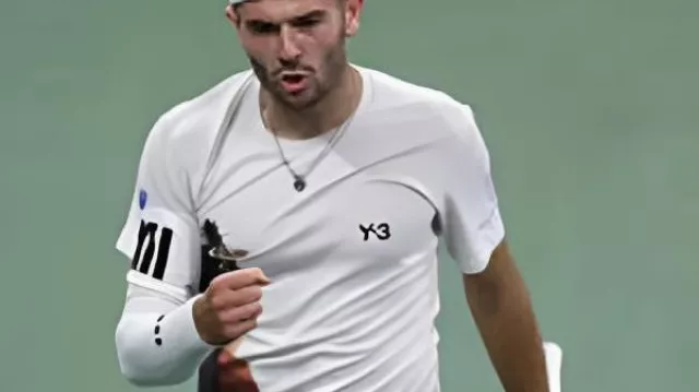 Camiseta estampada del US Open 2025 de Jacob Fearnley usada por Jacob Fearnley en el video de YouTube Roberto Bautista Agut vs. Jacob Fearnley Highlights | Ronda 1 del US Open 2025