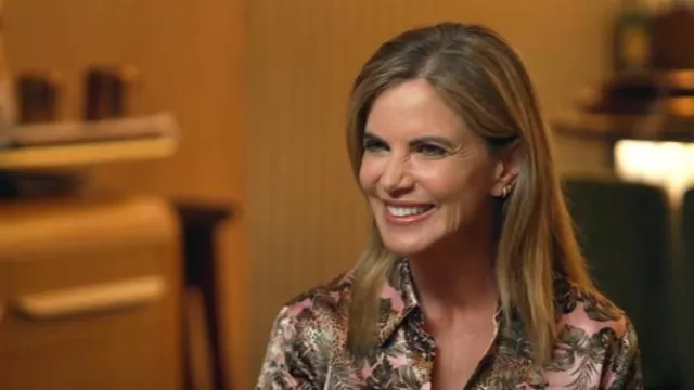 Blusa de seda tropical L'Agence Dani usada por Natalie Morales como se ve en CBS Mornings el 26 de agosto de 2025