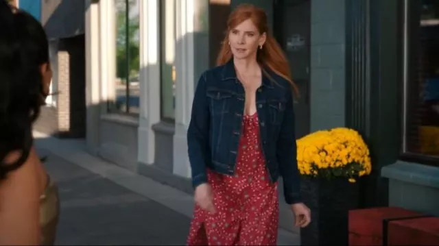 Natalie Martin Robe rouge à fleurs imprimée portée par Katherine Walter (Sarah Rafferty) comme on le voit dans Ma vie avec les Walter Boys (S02E03)