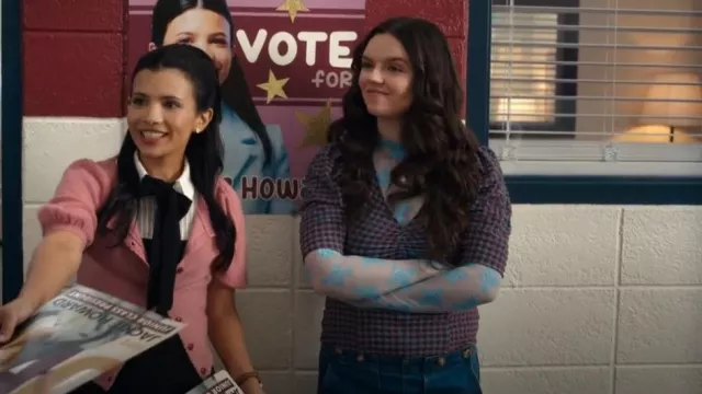 Blusa a cuadros azul y rojo de Ganni usada por Grace (Ellie O'Brien) como se ve en My Life with the Walter Boys (S02E06)