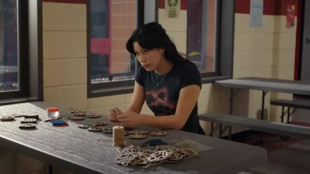 Urban Outfitters T-shirt bébé fleur bleu kimchi porté par Kiley (Mya Lowe) comme on le voit dans Ma vie avec les Walter Boys (S02E10)