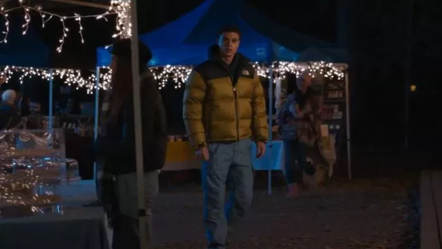The North Face 1996 Chaqueta Retro Nuptse usada por Dylan (Kolton Stewart) como se ve en My Life with the Walter Boys (S02E10)
