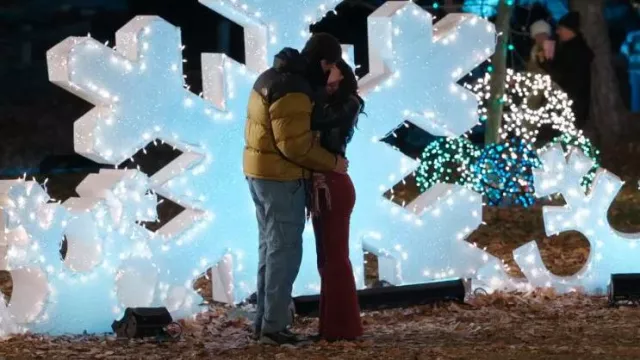 Jean évasé Rollas Eastcoast porté par Kiley (Mya Lowe) comme on le voit dans Ma vie avec les Walter Boys (S02E10)