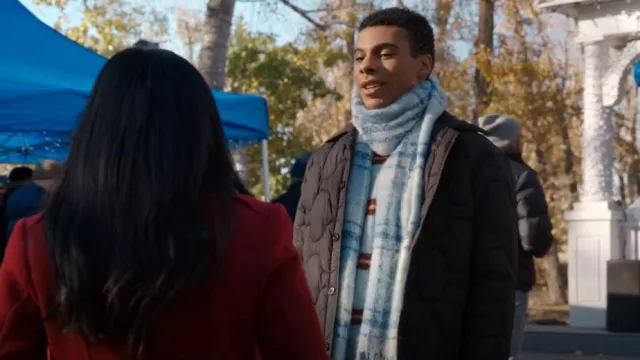 Bufanda con flecos Old Navy usada por Skylar Summerhill (Jaylan Evans) como se ve en My Life with the Walter Boys (S02E10)