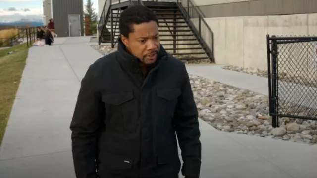 Chaqueta de campo acolchada Michael Kors usada por el entrenador Allen (Jesse Lipscombe) como se ve en Mi vida con los Walter Boys (S02E10)